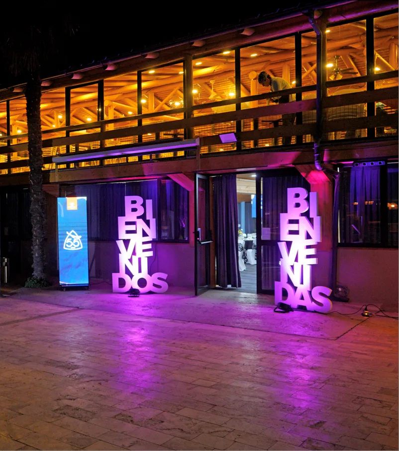 Letras corpóreas iluminadas para evento